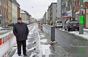 Ratsmitglied Friedhelm Lueg auf der Oskar-Hoffmann-Straße in Bochum. Mit der Erneuerung der Straße kann begonnen werden.