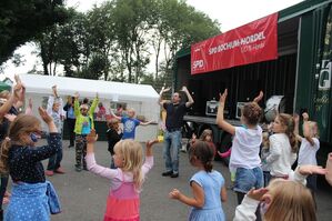 Bei der Kinderdisco mit Roman und Peter kam mächtig Stimmung auf.