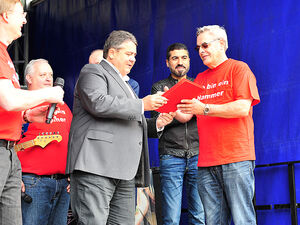 Rudi Malzahn wurde von Sigmar Gabriel für 50 Jahre SPD-Mitgliedschaft geehrt / Foto: Gerhard Gleim